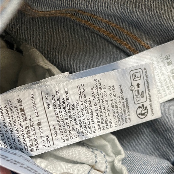 Levi's Women's  724 High rise straight 28x32 Blue ripped Jeans - Picture 4 of 9